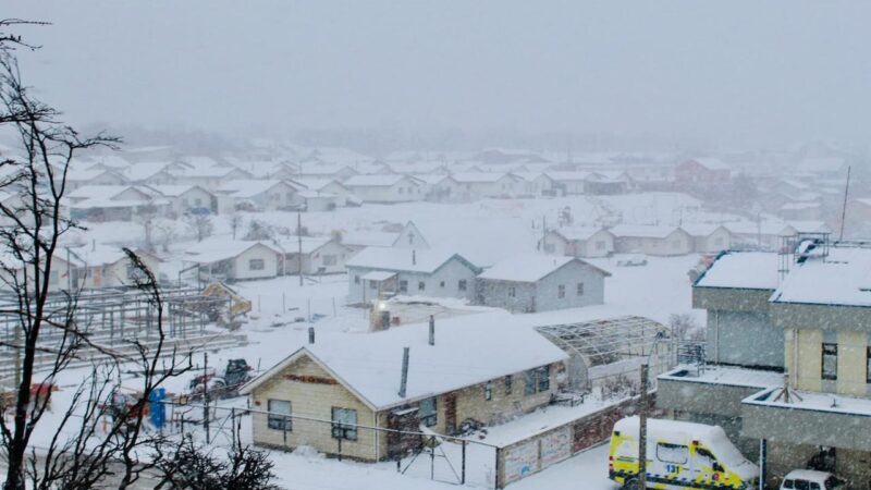 Fuerte nevada deja 13 centímetros de acumulación en Puerto Williams y activan operativo para despejar caminos en Isla Navarino.