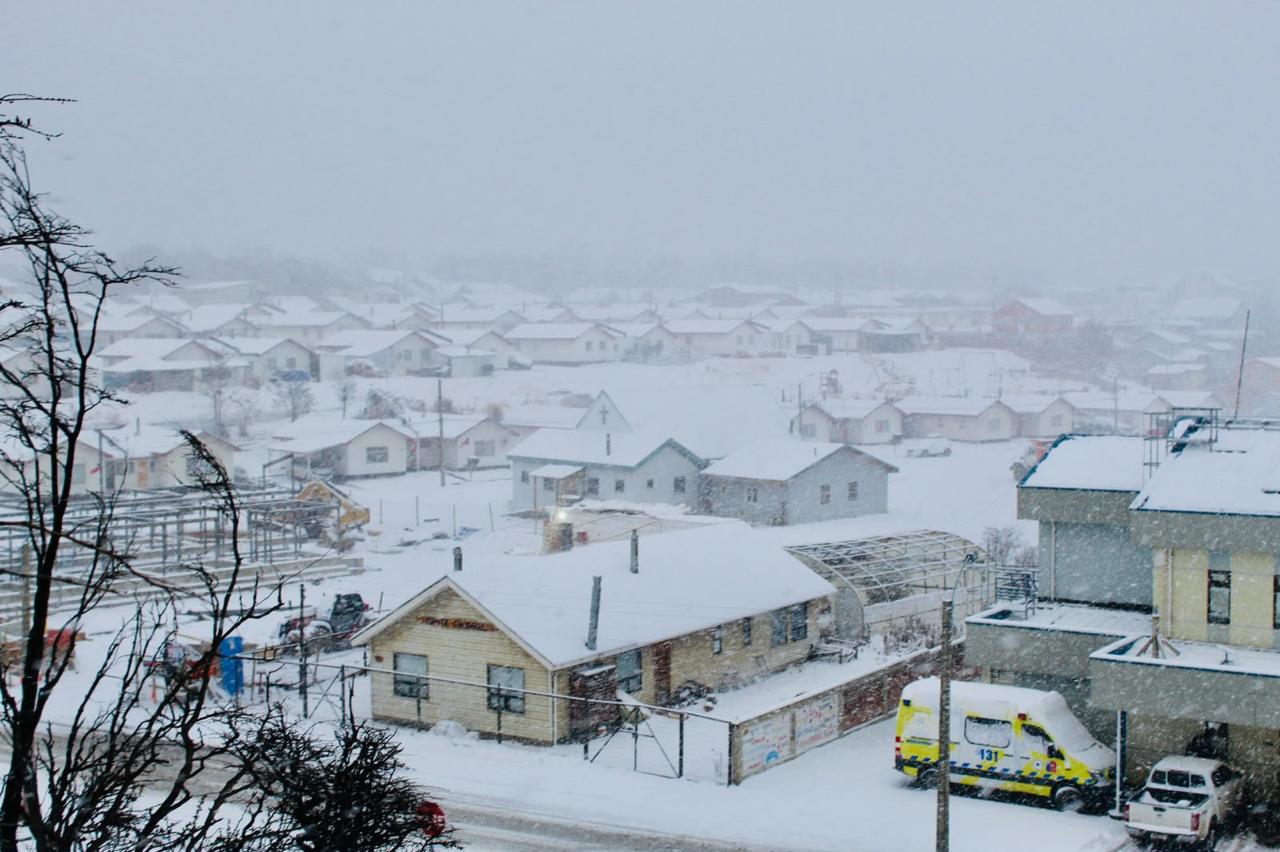 Fuerte nevada deja 13 centímetros de acumulación en Puerto Williams y activan operativo para despejar caminos en Isla Navarino.