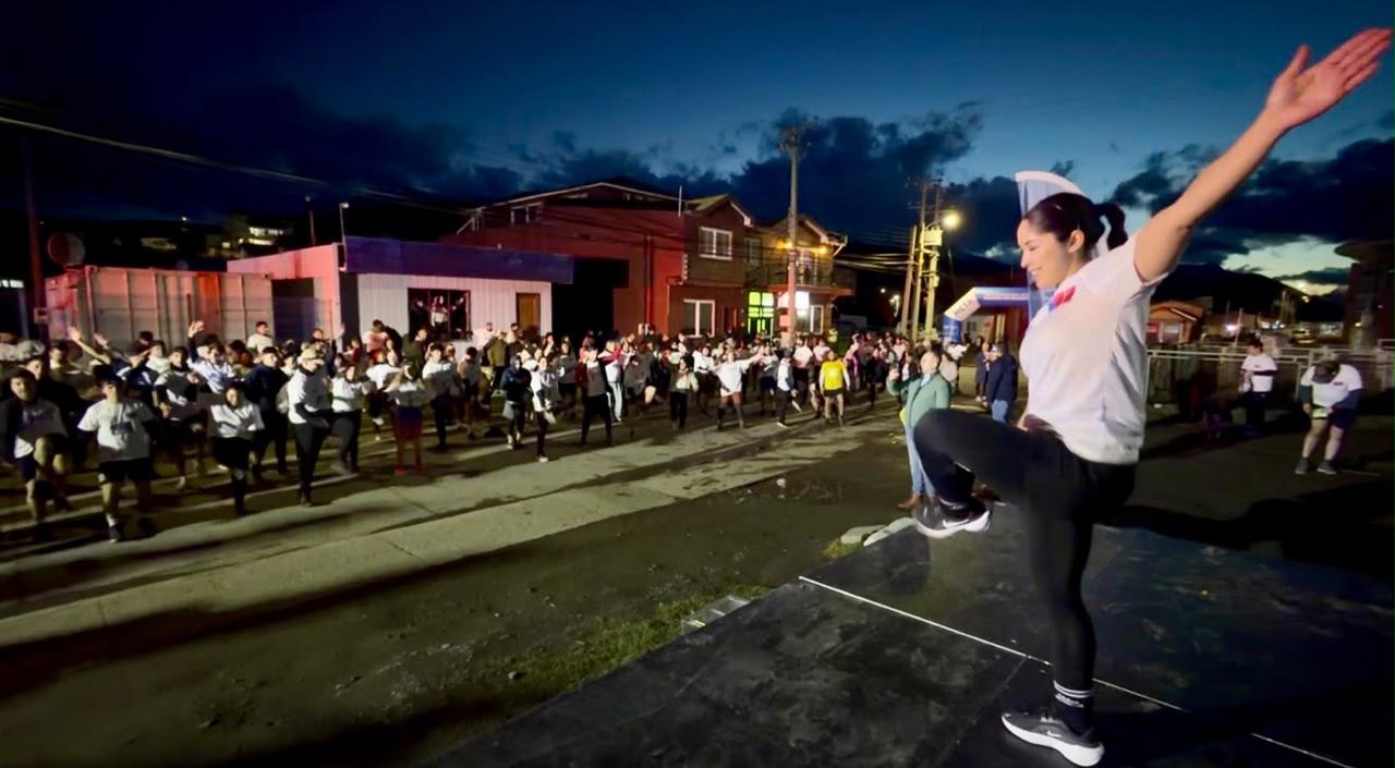 Más de 300 personas participaron en la primera Corrida Nocturna Familiar de Cabo de Hornos. 