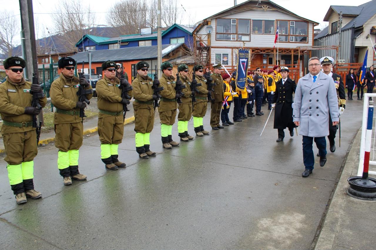 Puerto Williams celebra las Fiestas Patrias con el desfile cívico-militar más austral de Chile.