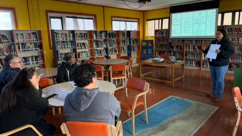 Comunidad Yagán de Puerto Williams recibe orientación para desarrollar proyectos de emprendimiento y postular a fondos Sercotec.