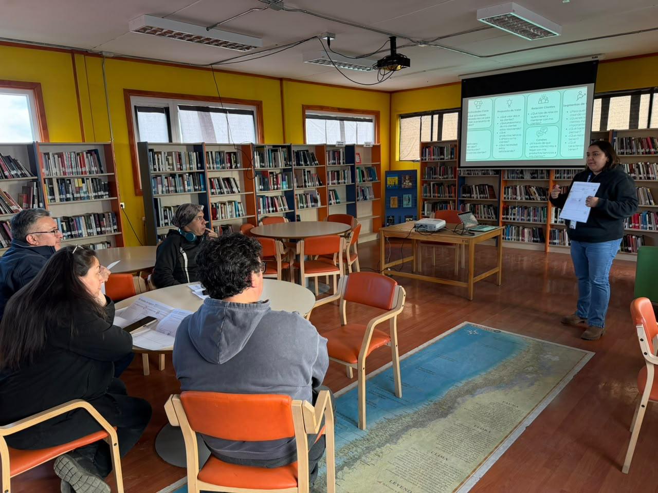 Comunidad Yagán de Puerto Williams recibe orientación para desarrollar proyectos de emprendimiento y postular a fondos Sercotec.