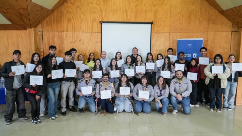 Municipio certifica a 28 participantes de taller de lengua de señas.