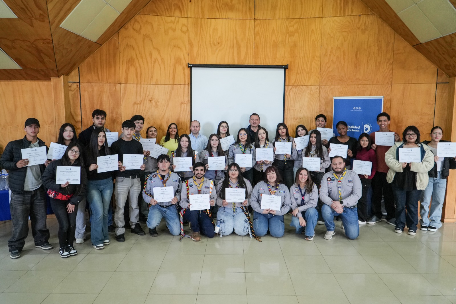 Municipio certifica a 28 participantes de taller de lengua de señas.