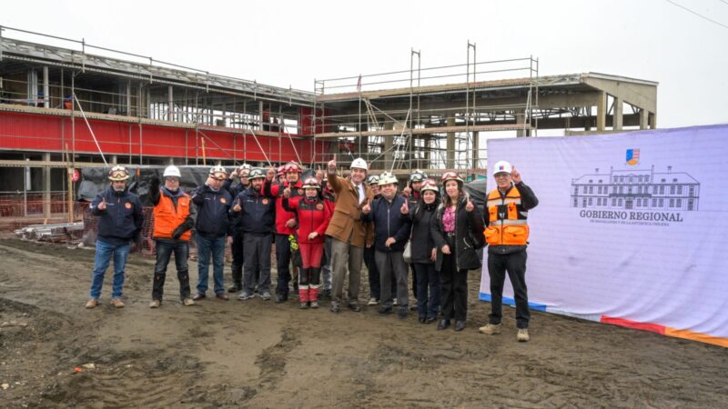 Obras de la 1ª Compañía de Bomberos de Natales se acercan en tiempo al 40% de construcción: Gobernador Jorge Flies y autoridades locales visitaron los trabajos.
