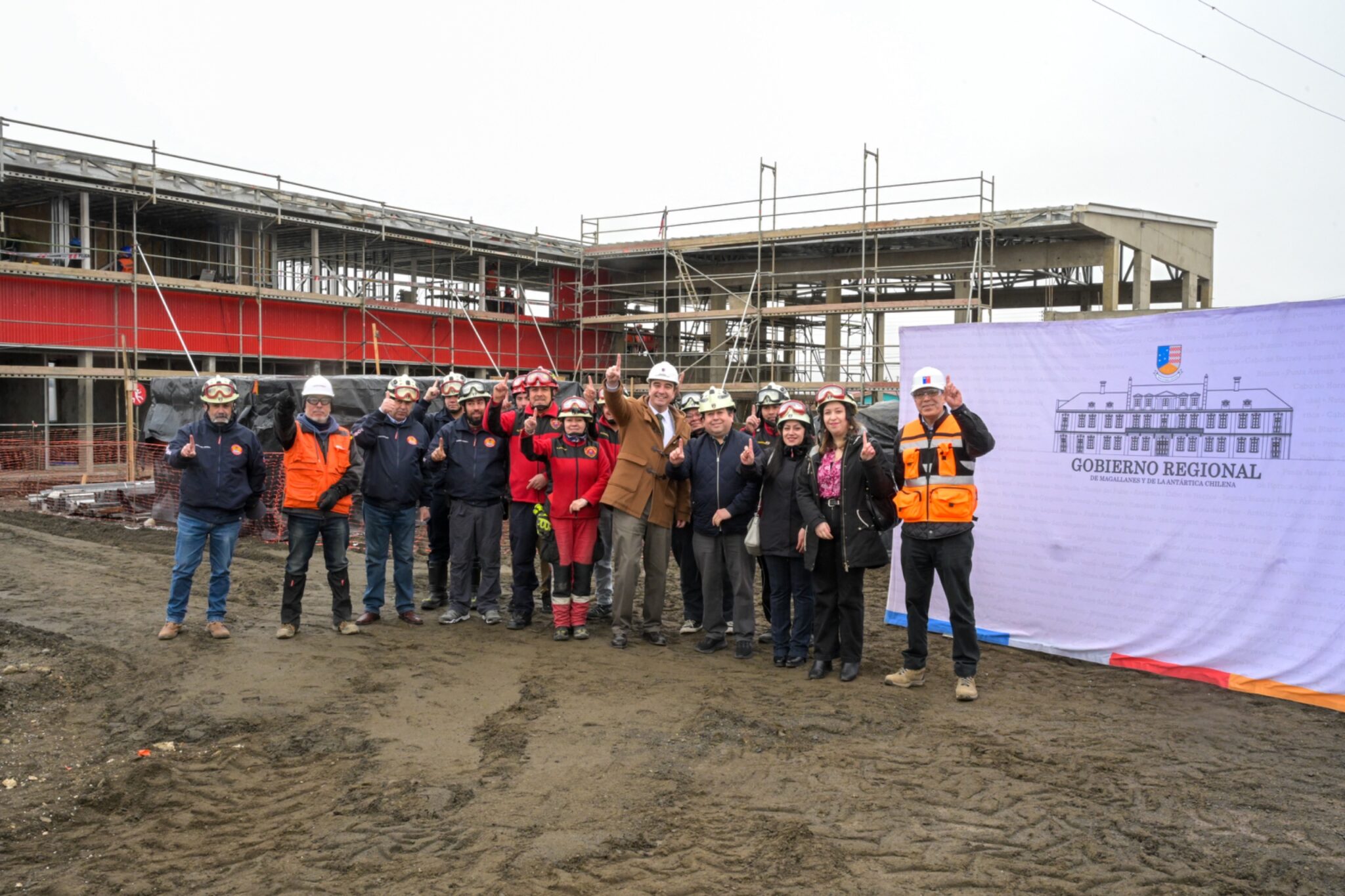 Obras de la 1ª Compañía de Bomberos de Natales se acercan en tiempo al 40% de construcción: Gobernador Jorge Flies y autoridades locales visitaron los trabajos.