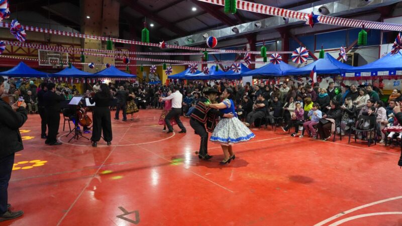 Fiesta de la Chilenidad se vivió en Puerto Williams con música, gastronomía y tradición.