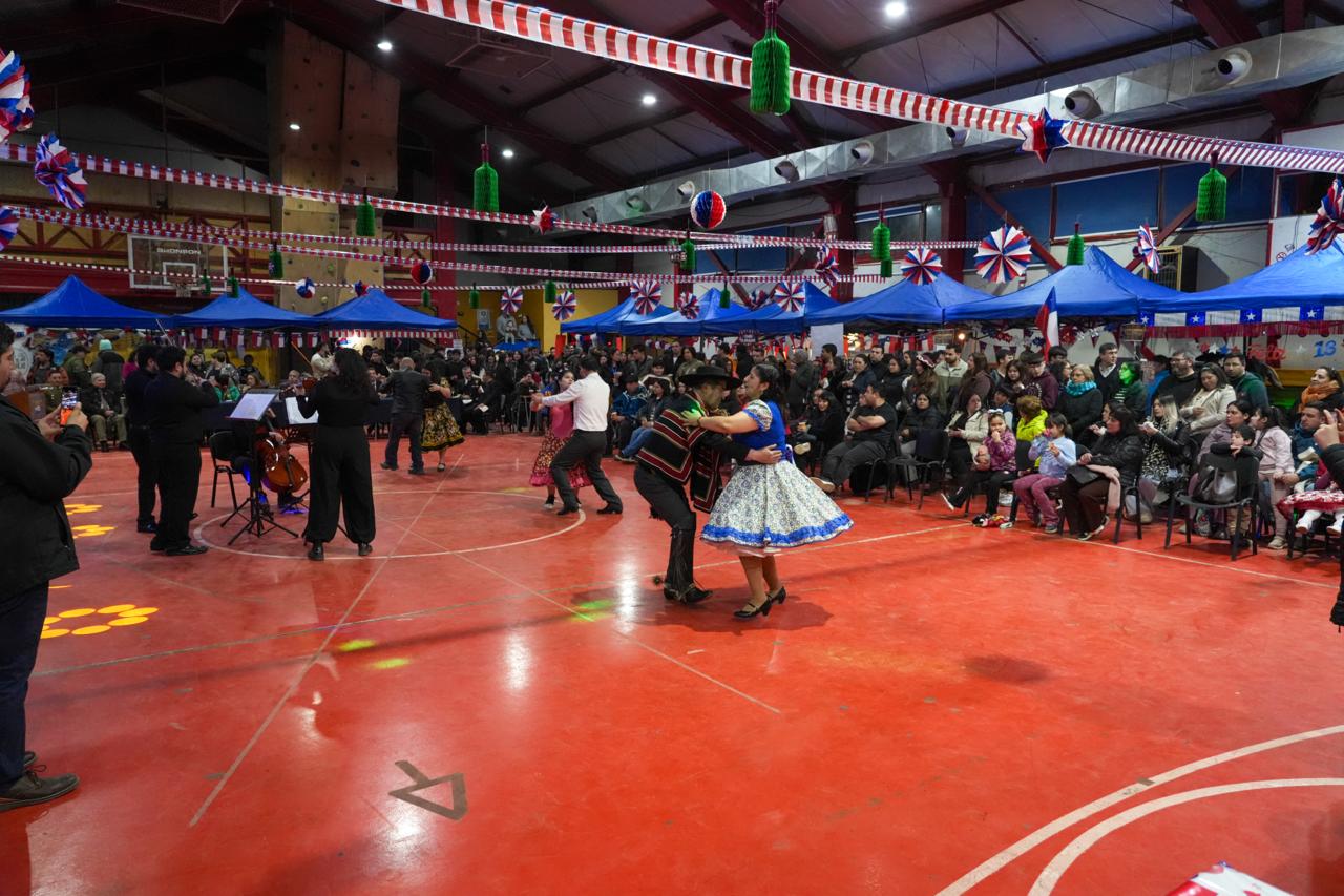 Fiesta de la Chilenidad se vivió en Puerto Williams con música, gastronomía y tradición.