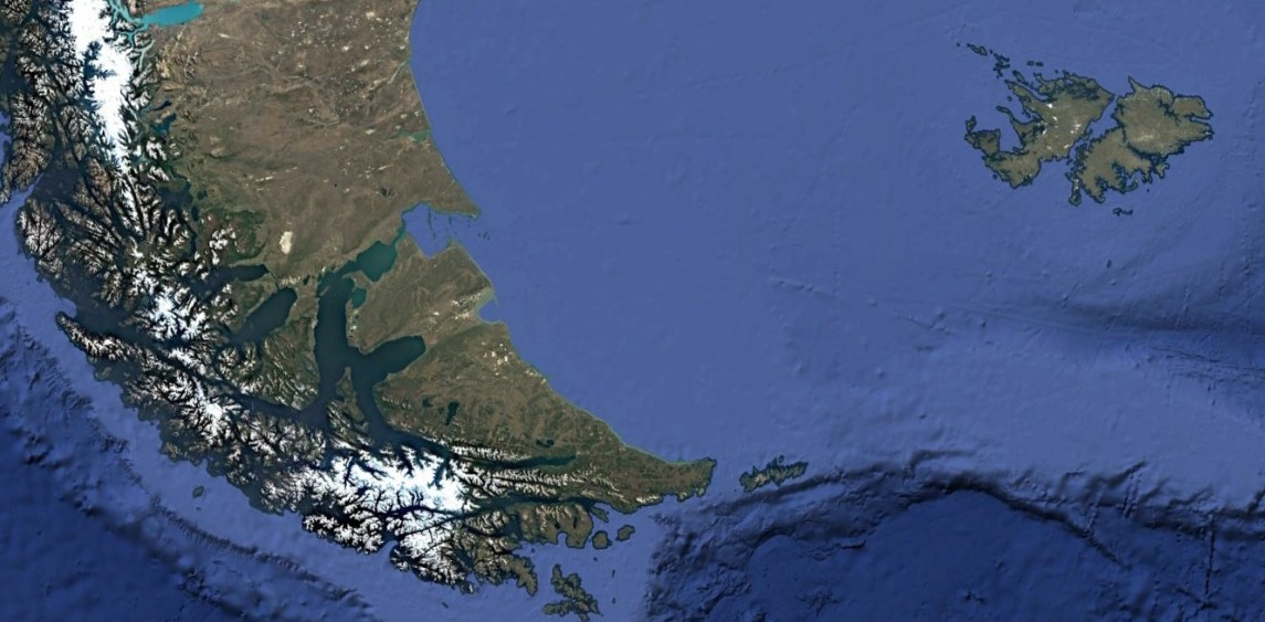Argentina anuncia arbitraje internacional contra Reino Unido por explotación petrolera en Falklands/Malvinas y denuncia vuelos hacia Punta Arenas.