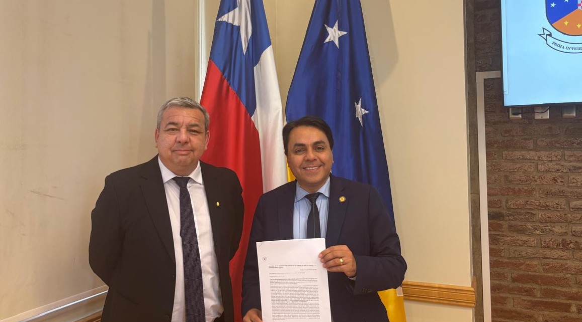 Alcalde de Cabo de Hornos entregó al presidente de la Comisión de Zonas Extremas petitorio elaborado por organizaciones sociales de la comuna.