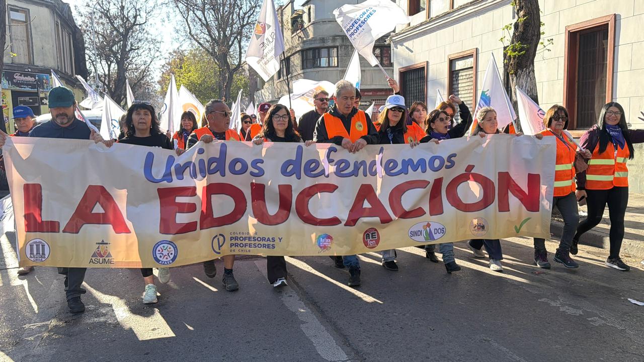 Con llamado a respetar el derecho a movilizarse comenzó caminata a Valparaíso de las dirigencias de asociaciones, sindicatos y el Colegio de Profesoras y Profesores de Chile.