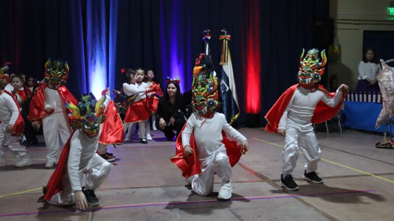 Palmas, zapateos y vueltas en la conmemoración de las Fiestas Patrias del Colegio Pierre Fauré de Punta Arenas.