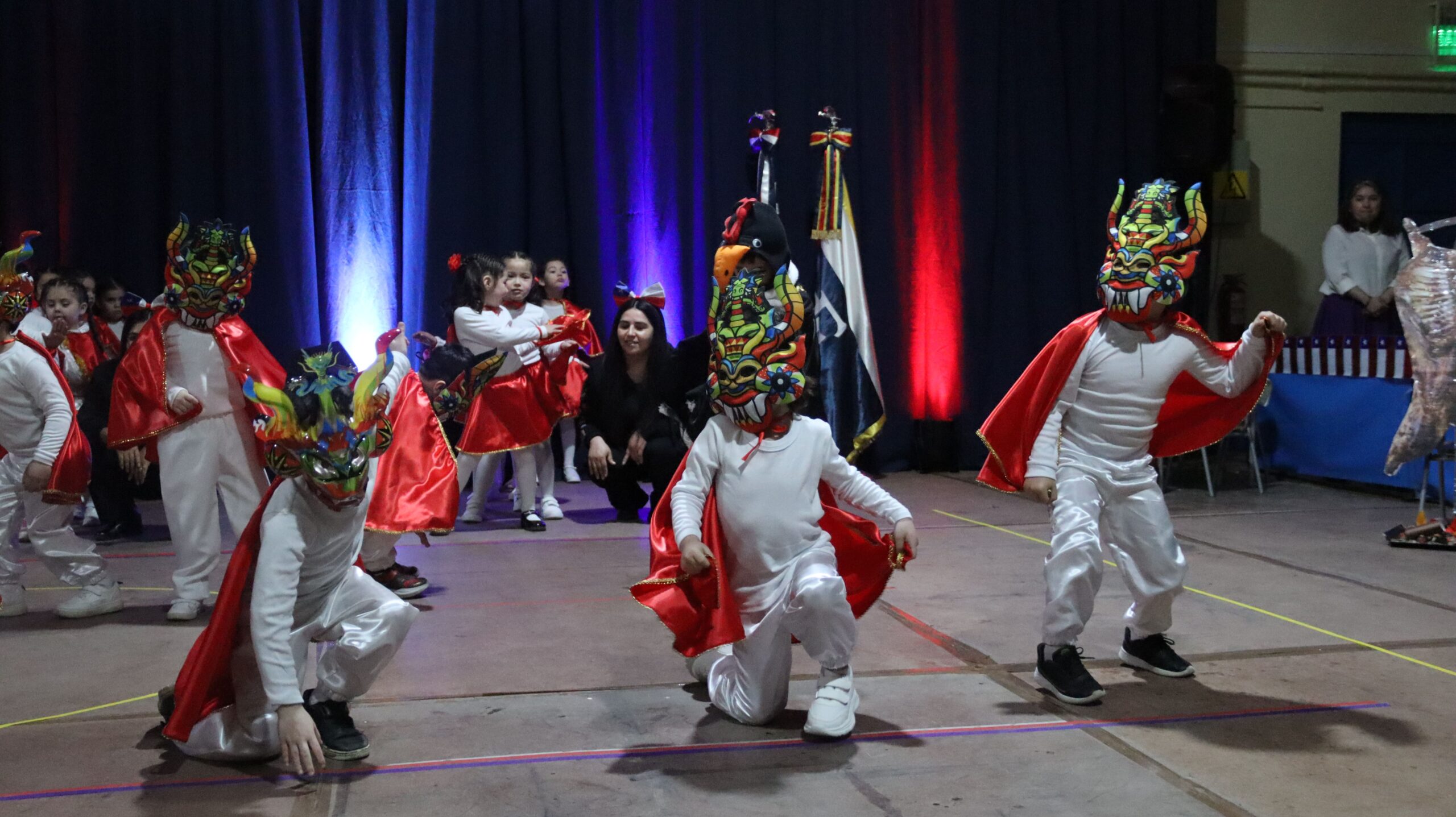 Palmas, zapateos y vueltas en la conmemoración de las Fiestas Patrias del Colegio Pierre Fauré de Punta Arenas.