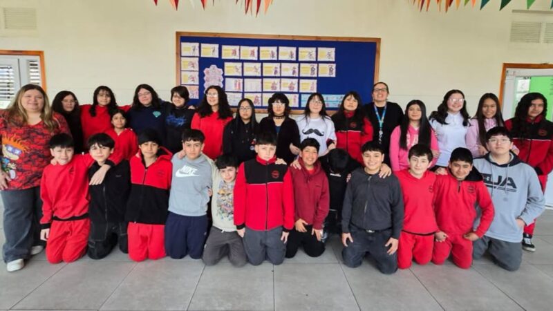 Estudiantes de la Escuela Libertador Bernardo O’Higgins de Porvenir investigan en terreno el impacto de los castores en Tierra del Fuego.