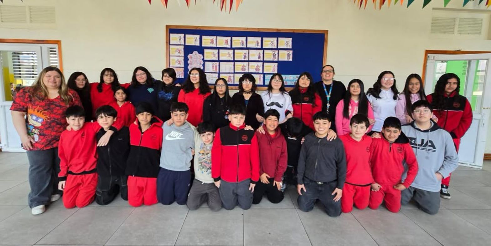 Estudiantes de la Escuela Libertador Bernardo O’Higgins de Porvenir investigan en terreno el impacto de los castores en Tierra del Fuego.