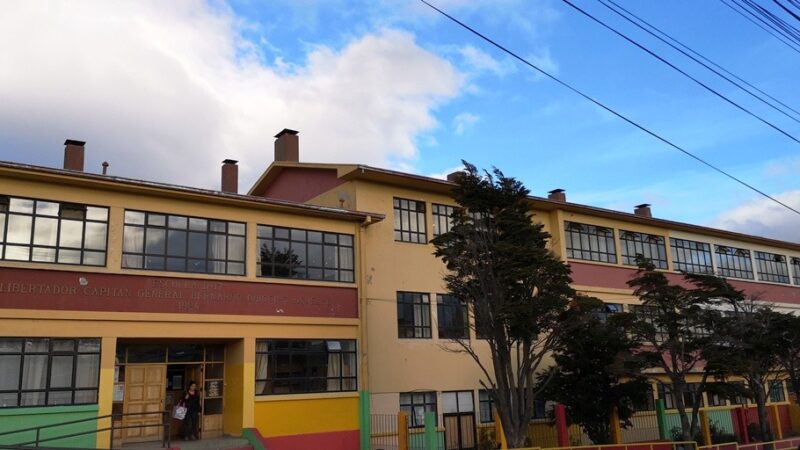 Profesores y profesoras de la Escuela Bernardo O’Higgins de Punta Arenas rechazan medidas de austeridad del SLEP Magallanes que afectan el aprendizaje de los estudiantes.