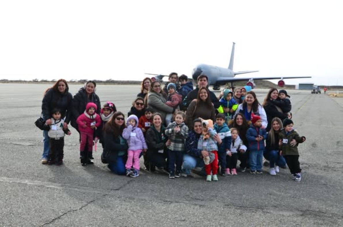 Párvulos conocieron la IV Brigada Aérea de la FACH en Chabunco.