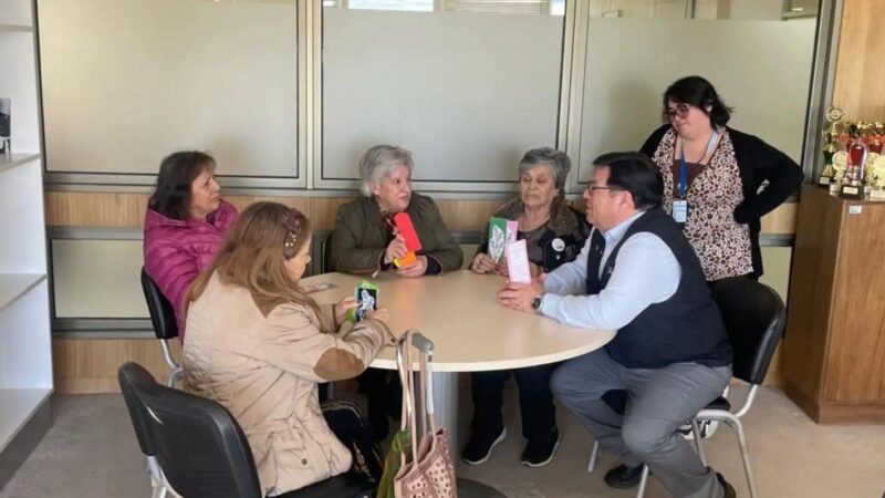Usuarias de la Unidad de Memoria del Hospital Clínico Magallanes realizan intervención comunitaria para sensibilizar sobre el Alzheimer y otras dolencias de salud mental.