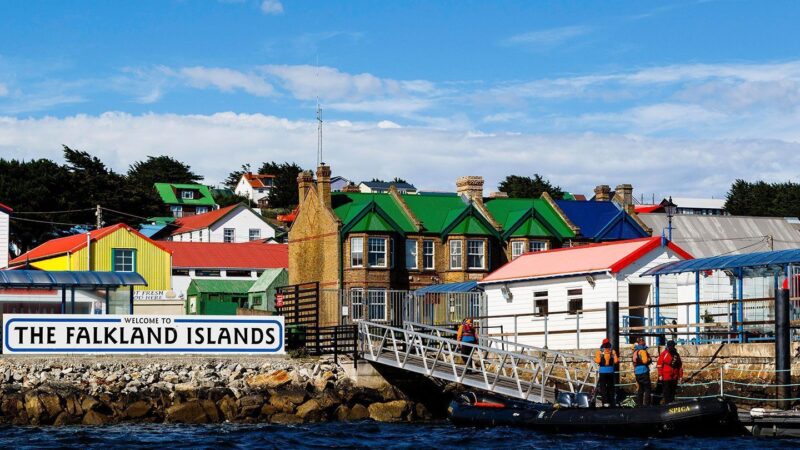 El Reino Unido rechaza la solicitud de arbitraje de Argentina sobre las Islas Falklands y denuncia intentos de socavar su seguridad económica.