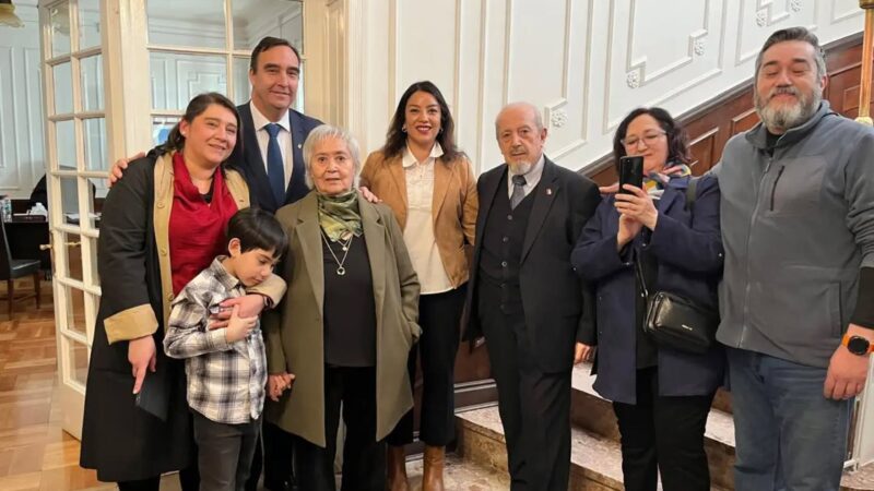 Despiden de sus 35 años de trabajo, al abogado Manuel Barrera Rojas de la Delegación Presidencial Regional de Magallanes.