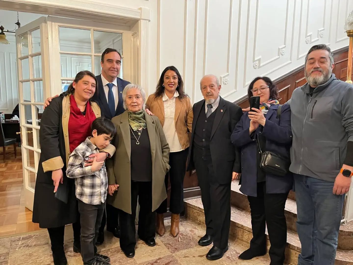Despiden de sus 35 años de trabajo, al abogado Manuel Barrera Rojas de la Delegación Presidencial Regional de Magallanes.