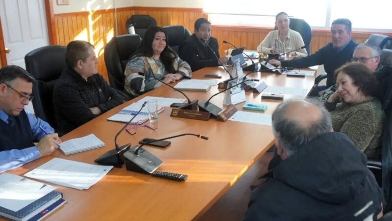 El Concejo Municipal de Torres del Paine entregó un emotivo reconocimiento a Víctor Agüero Muñoz tras 37 años de trayectoria en CONAF.