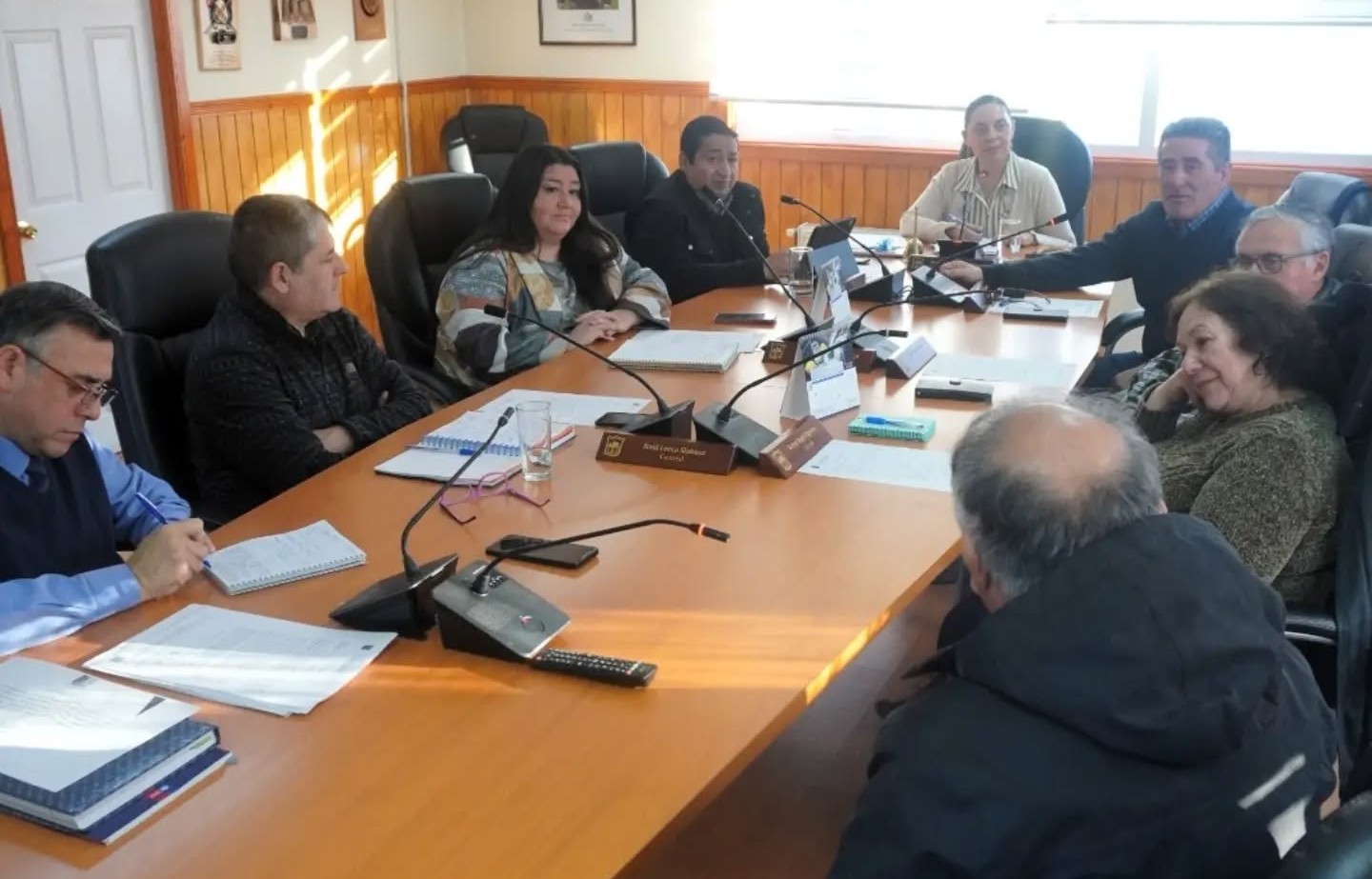 El Concejo Municipal de Torres del Paine entregó un emotivo reconocimiento a Víctor Agüero Muñoz tras 37 años de trayectoria en CONAF.