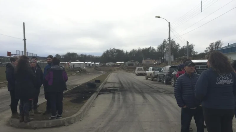 Concejales de Punta Arenas Dalivor Eterovic y Jonathan Cárcamo exigen un plan social digno y reevaluar plazos ante inminente desalojo en Villa Las Etnias.