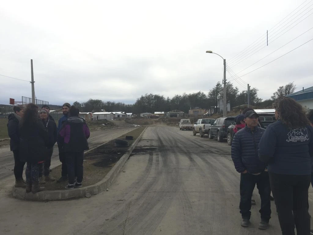Concejales de Punta Arenas Dalivor Eterovic y Jonathan Cárcamo exigen un plan social digno y reevaluar plazos ante inminente desalojo en Villa Las Etnias.