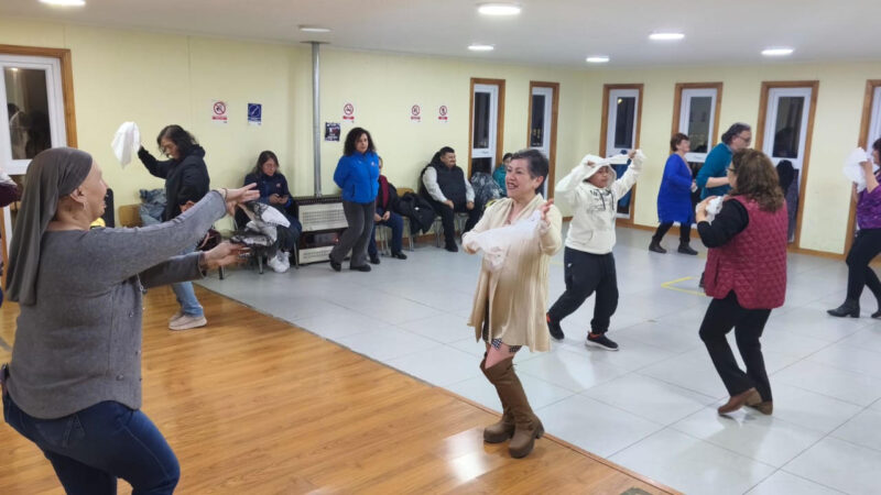 Cerca de 32 participantes finalizaron taller de cueca para adultos en Porvenir.