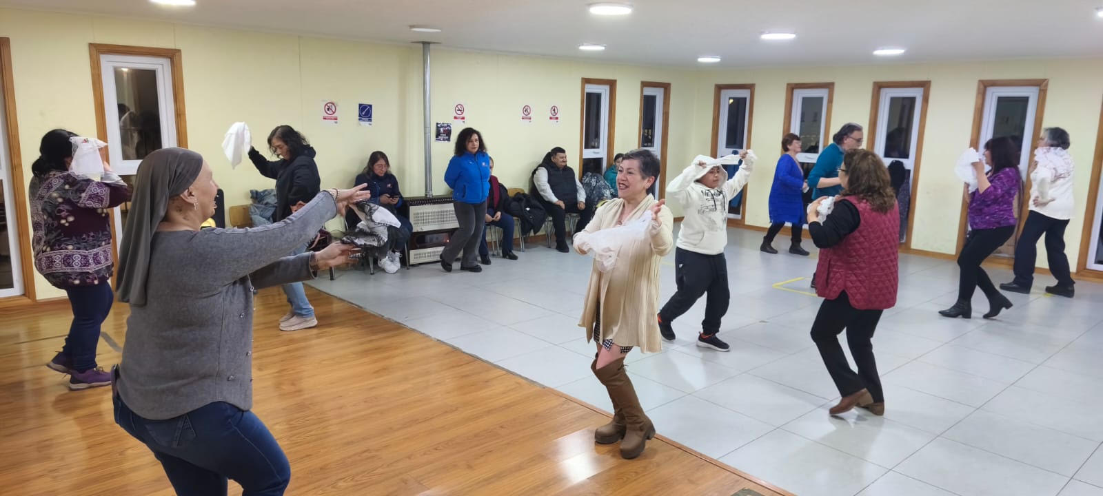 Cerca de 32 participantes finalizaron taller de cueca para adultos en Porvenir.