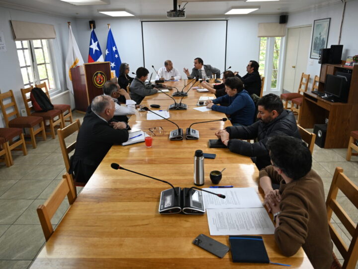 Centro costumbrista, servicios básicos y obras de iniciativa local marcan jornada de trabajo del Gobernador Regional en Laguna Blanca.