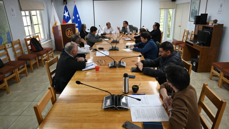 Centro costumbrista, servicios básicos y obras de iniciativa local marcan jornada de trabajo del Gobernador Regional en Laguna Blanca.