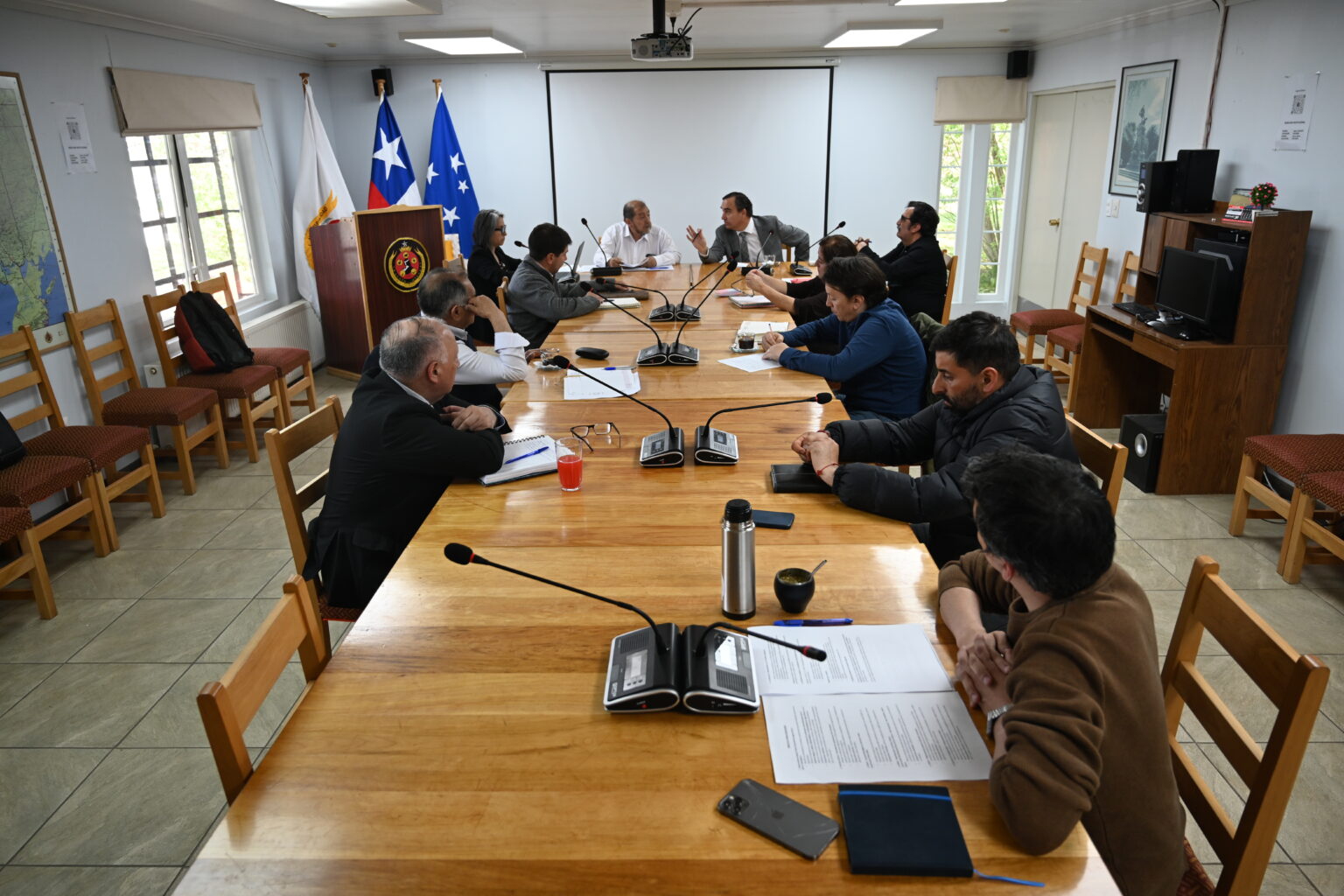 Centro costumbrista, servicios básicos y obras de iniciativa local marcan jornada de trabajo del Gobernador Regional en Laguna Blanca.