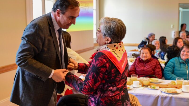 Personas mayores de Punta Arenas celebran su día con “once” y entrega de certificados para proyectos sociales en Magallanes.