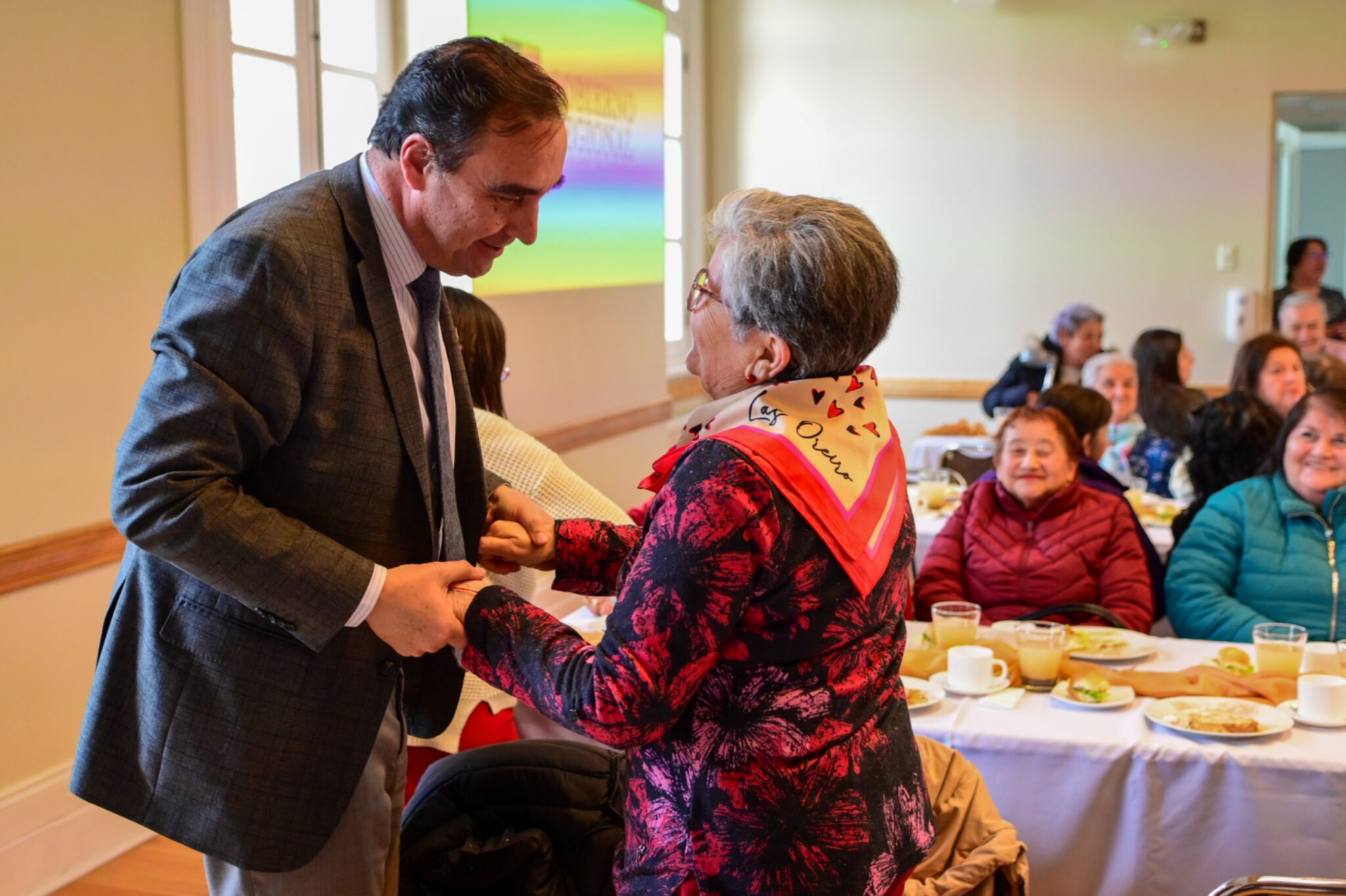 Personas mayores de Punta Arenas celebran su día con “once” y entrega de certificados para proyectos sociales en Magallanes.