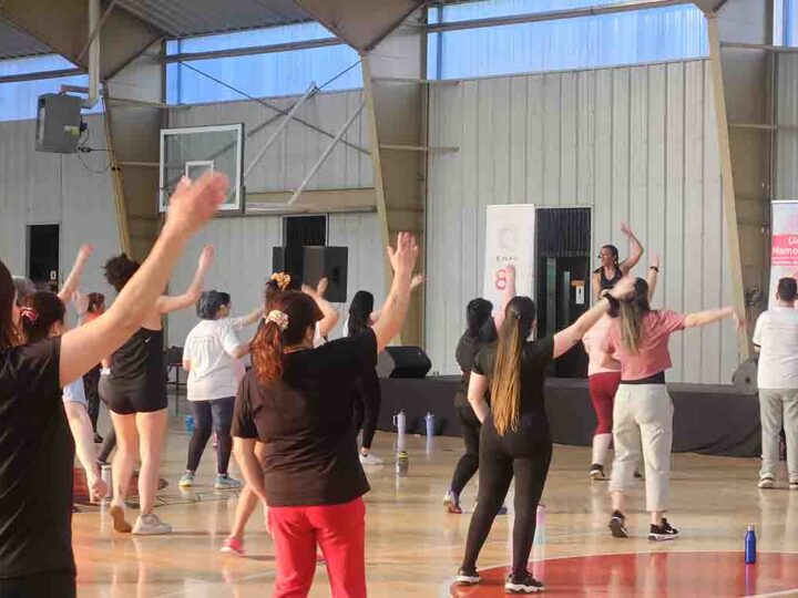 Más de un centenar de mujeres se sumaron con energía a la prevención del cáncer de mama