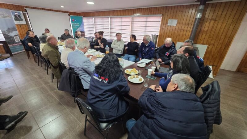 Sector público y operadores locales fortalecen la coordinación en la 2ª Mesa de Desarrollo Turístico de Timaukel en Tierra del Fuego.