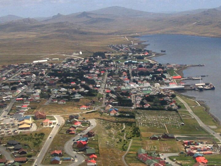 Canciller de Chile destaca tratados internacionales para garantizar la navegación del buque Danstar hacia las Islas Falklands.