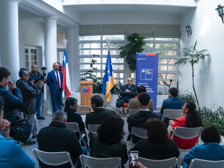Delegación Presidencial y SEREMI de Ciencias de Magallanes reconocen al investigador del INACH Anelio Aguayo Lobo por más de 60 años de trayectoria científica.