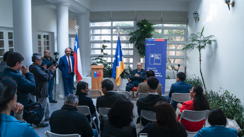 Delegación Presidencial y SEREMI de Ciencias de Magallanes reconocen al investigador del INACH Anelio Aguayo Lobo por más de 60 años de trayectoria científica.