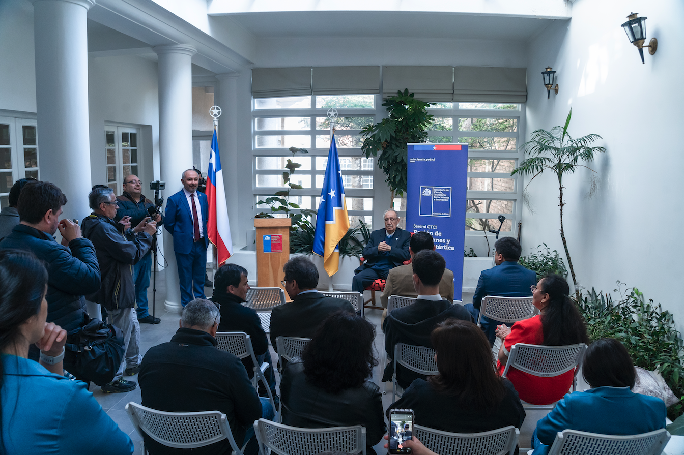 Delegación Presidencial y SEREMI de Ciencias de Magallanes reconocen al investigador del INACH Anelio Aguayo Lobo por más de 60 años de trayectoria científica.