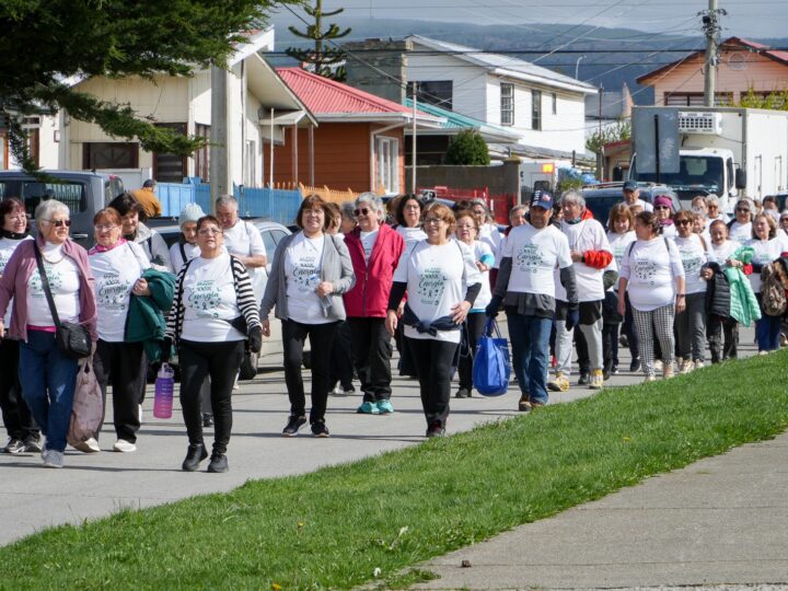 Un centenar de adultos mayores participó en caminata municipal por la vida saludable.