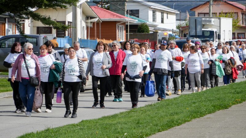 Un centenar de adultos mayores participó en caminata municipal por la vida saludable.