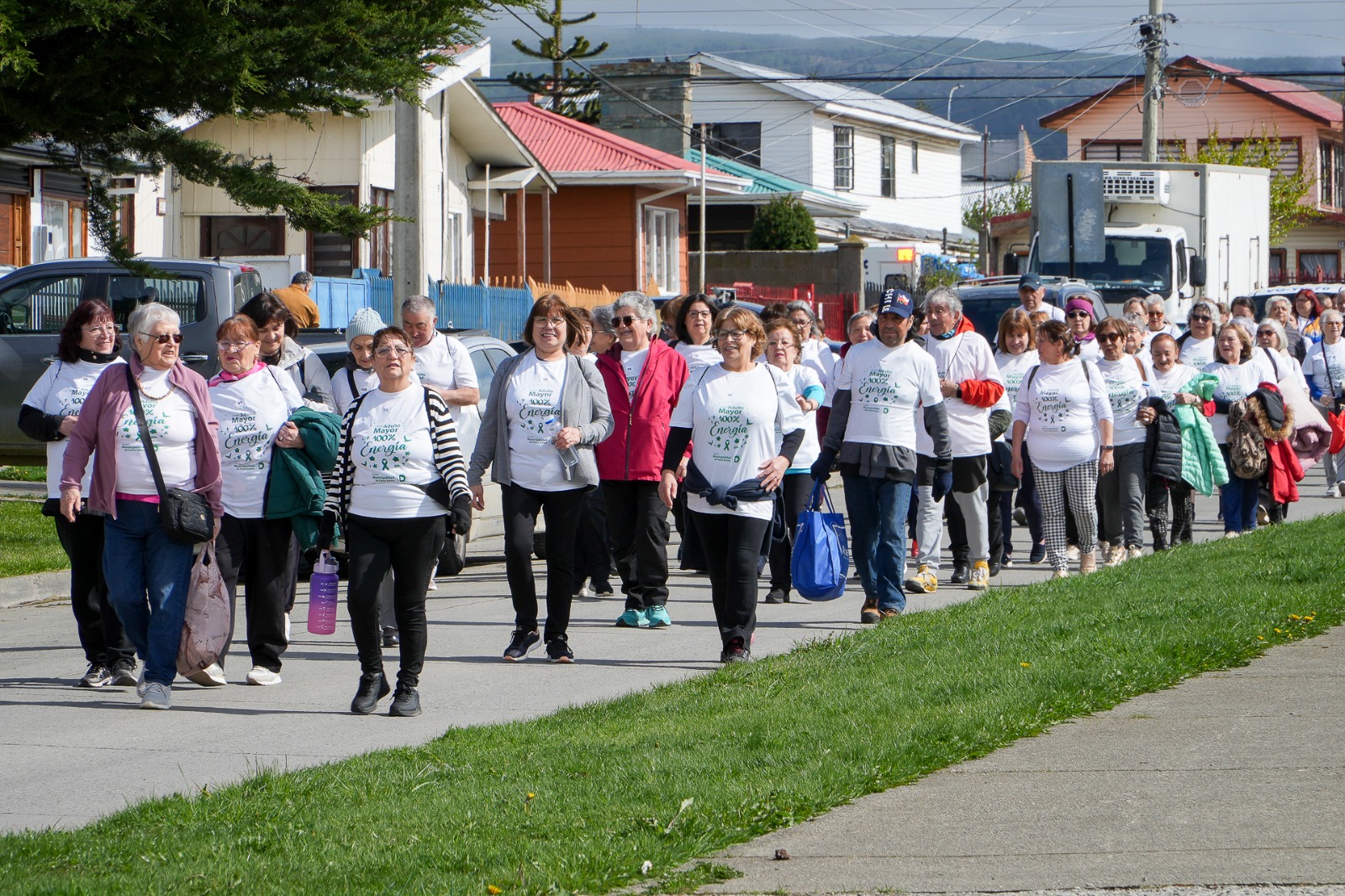 Un centenar de adultos mayores participó en caminata municipal por la vida saludable.