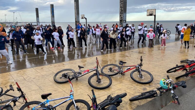 Lluvia en Punta Arenas no impidió el desarrollo de cicletada familiar por el día nacional sin auto y la salud mental.