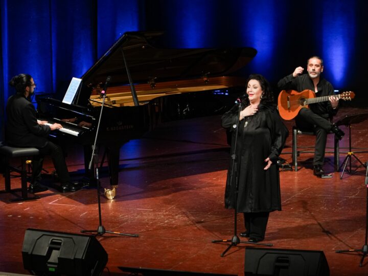 Verónica Villarroel cautivó al público de Punta Arenas con un Teatro Municipal repleto.