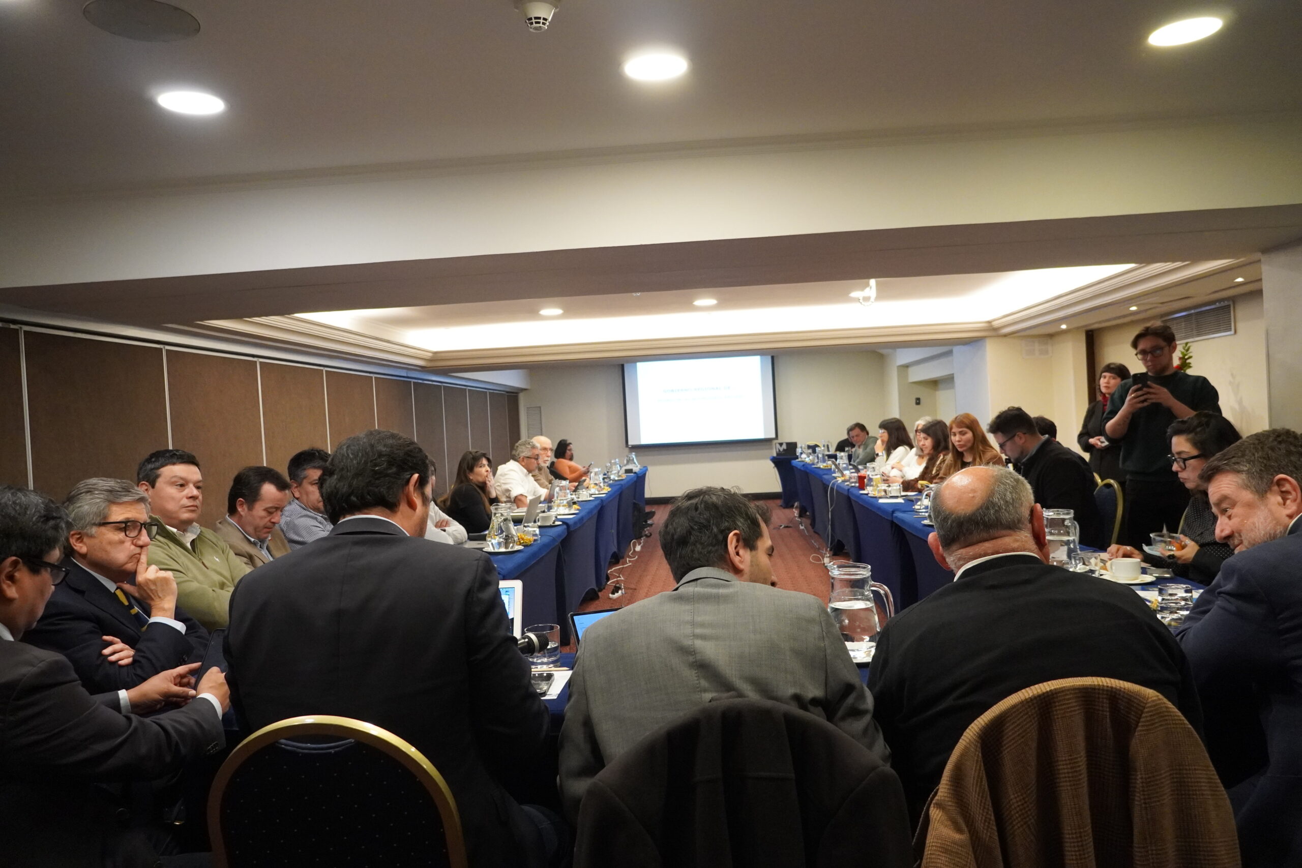 Gobernadores Regionales alertan que Presupuesto 2027 pone en riesgo el empleo de las regiones.