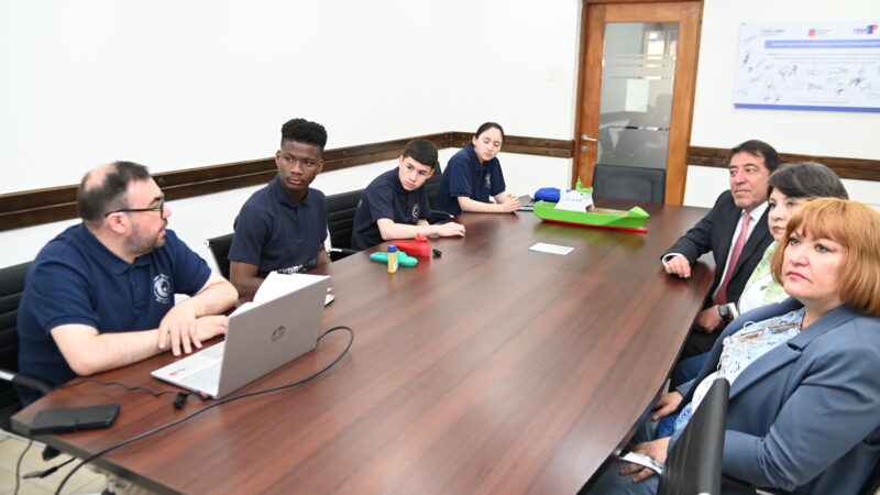 «Hidrogenios» se reúnen con el director del SLEP Magallanes antes de emprender gira científica al extranjero.