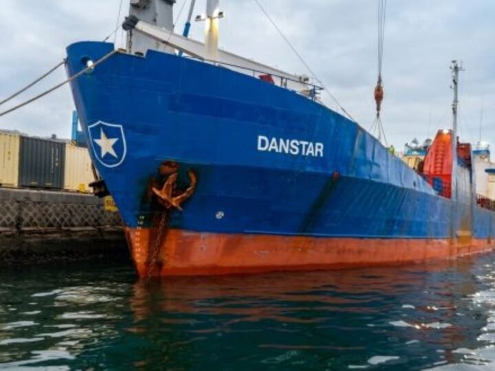 Buque Danstar de Easter Island Logistics zarpa de puerto de Valparaíso rumbo a Región de Magallanes.